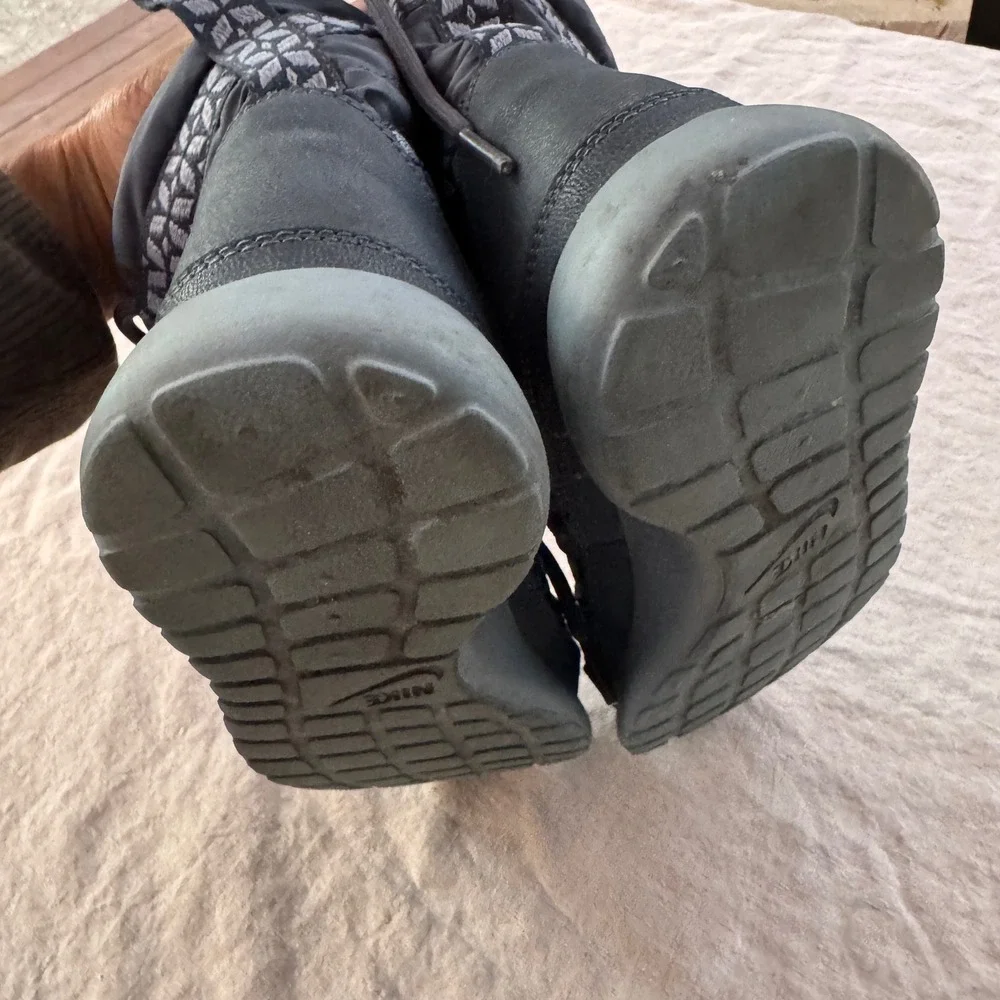 Nike Roshe Run Hi SneakerBoot 6 Grey Quilted Faux Fur Winter Boots 615968-200